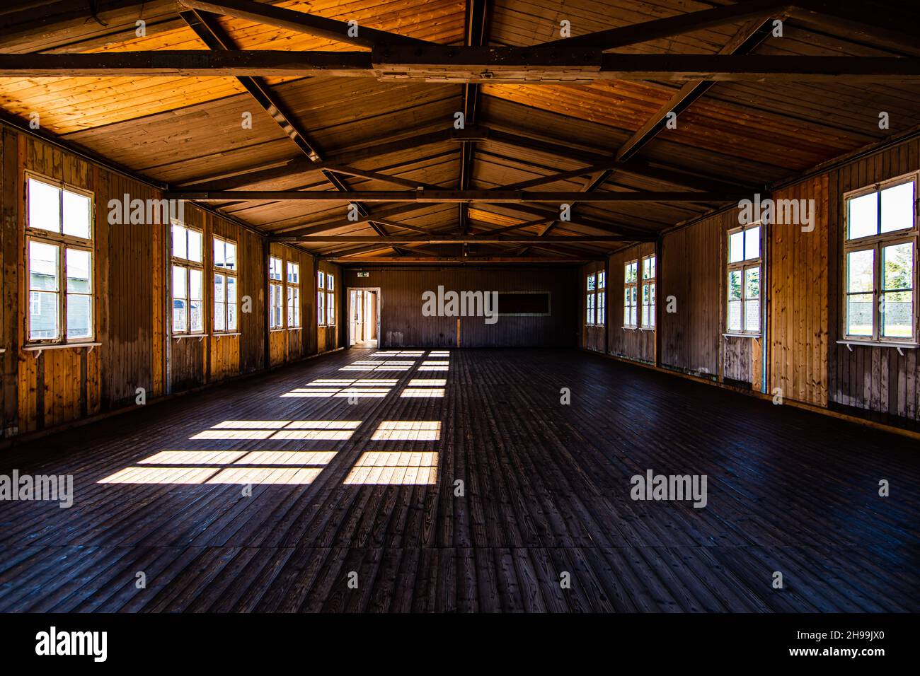 Caserma del campo di concentramento di Mauthausen, vista interna di uno degli edifici per i prigionieri Foto Stock