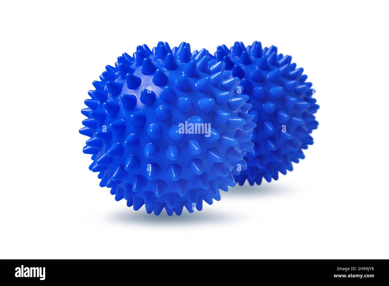 Due palline da massaggio blu spinoso isolate su bianco. Concetto di fisioterapia o fitness. Primo piano di una sfera di gomma colorata per denti di cane su un colore bianco Foto Stock