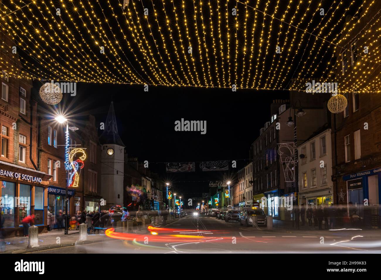 Dunbar, East Lothian, Scozia, Regno Unito, 5th dicembre 2021. Accensione delle luci di Natale: Le luci di Natale sulla High Street sono accese stasera. Nella figura: Prima dell'accensione delle luci natalizie Foto Stock