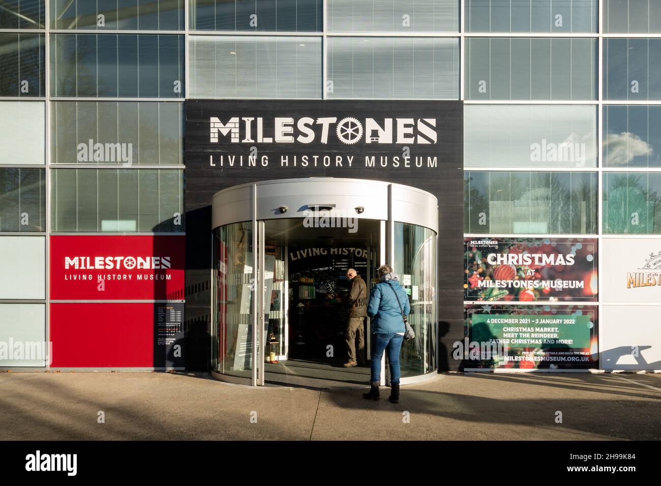 I visitatori che visitano l'ingresso al Milestones Living History Museum di Basingstoke, Hampshire, Regno Unito, durante il periodo di Natale del 2021 dicembre Foto Stock