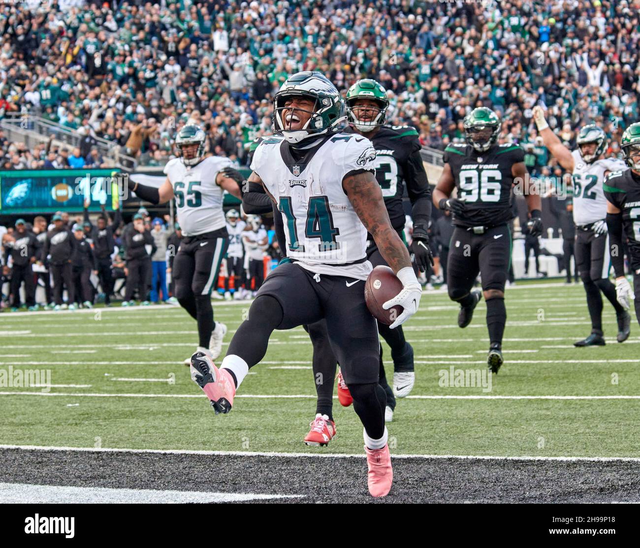 East Rutherford, New Jersey, Stati Uniti. 5 dicembre 2021. Philadelphia Eagles running back Kenneth Gainwell (14) segna un touchdown nel secondo trimestre contro i jet al MetLife Stadium a East Rutherford, New Jersey domenica 5 dicembre 2021. Duncan Williams/CSM/Alamy Live News Foto Stock