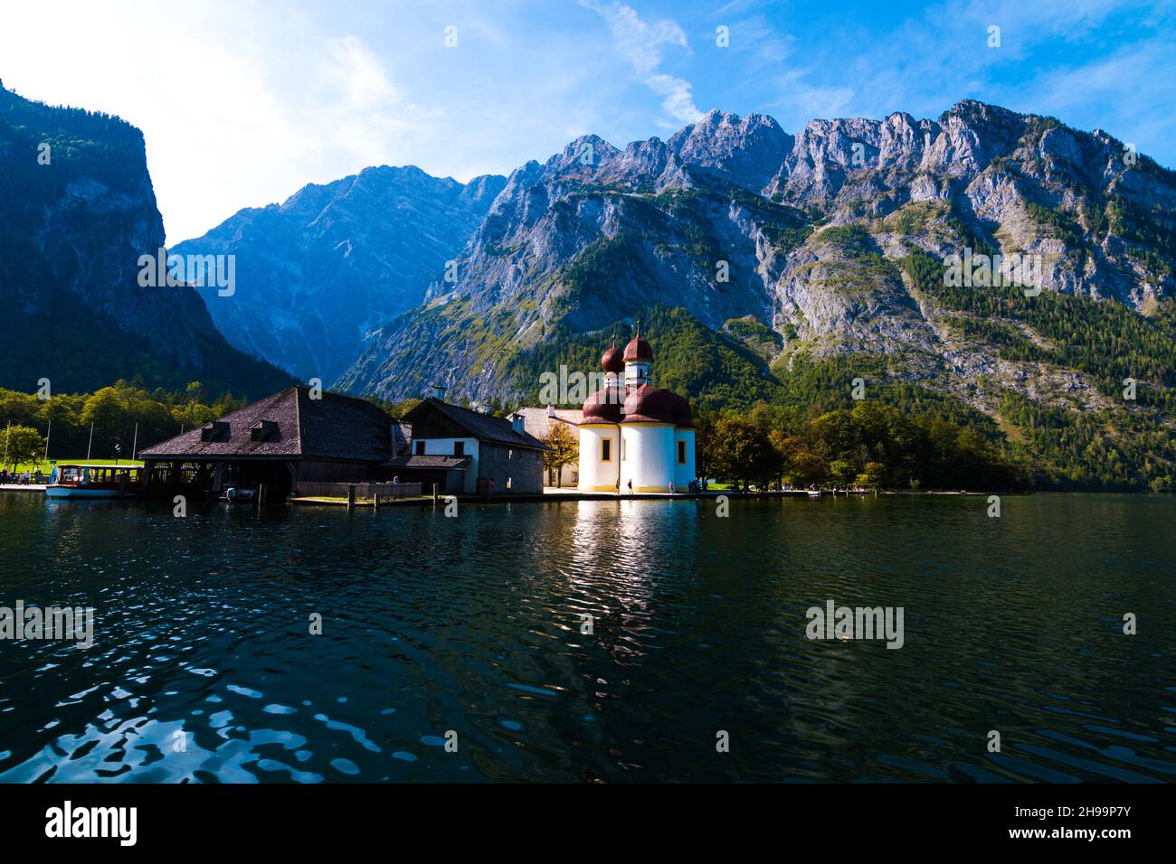 Lago Koenigsee con vista sulle Alpi e st. Chiesa di Bartoloma Foto Stock