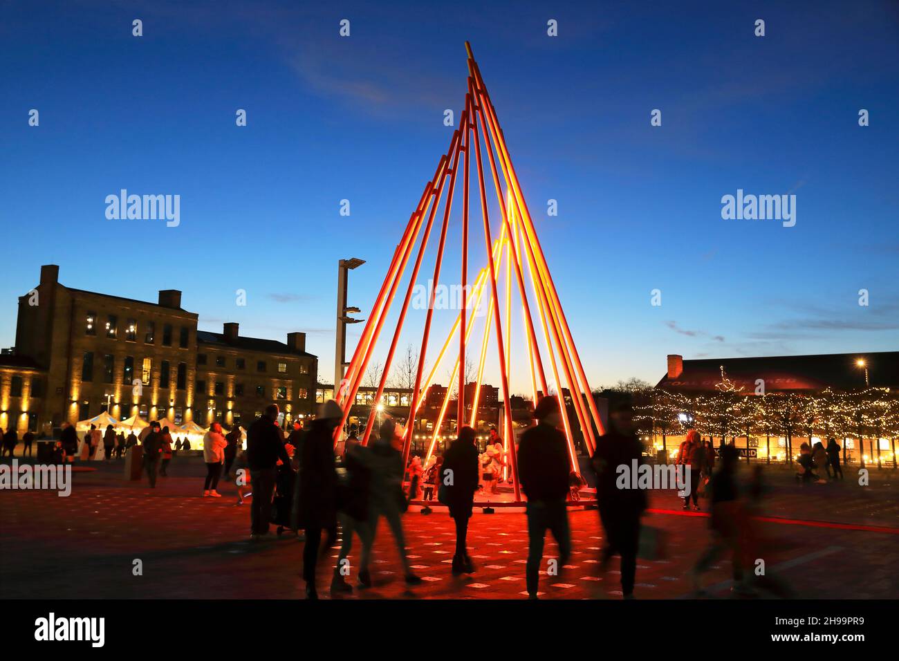 L'albero di Natale del 2021 su Granary Square, intitolato Temenos, e progettato da Liliane Lijn, a Kings Cross, Londra, Regno Unito Foto Stock