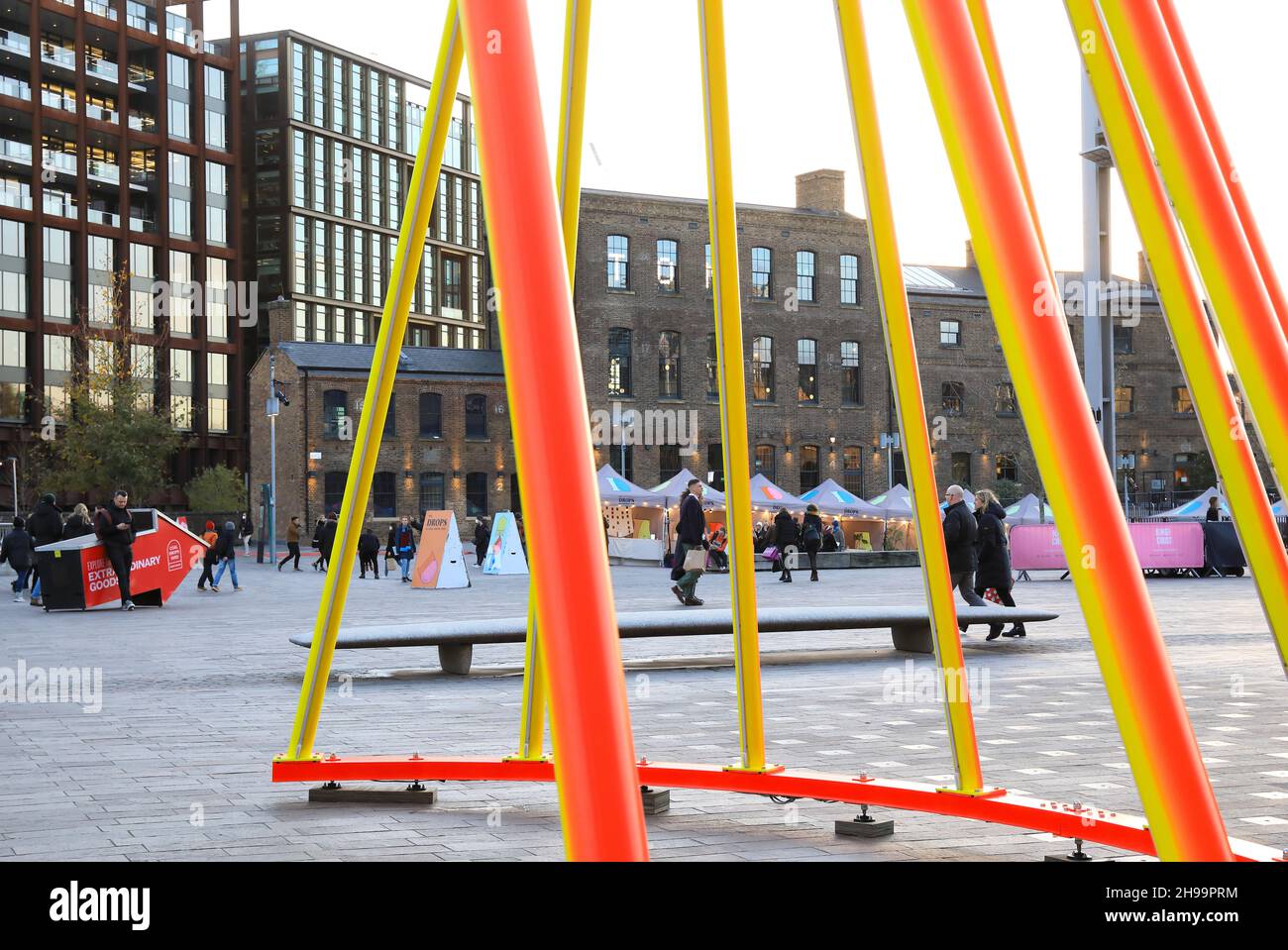 L'albero di Natale del 2021 su Granary Square, intitolato Temenos, e progettato da Liliane Lijn, a Kings Cross, Londra, Regno Unito Foto Stock