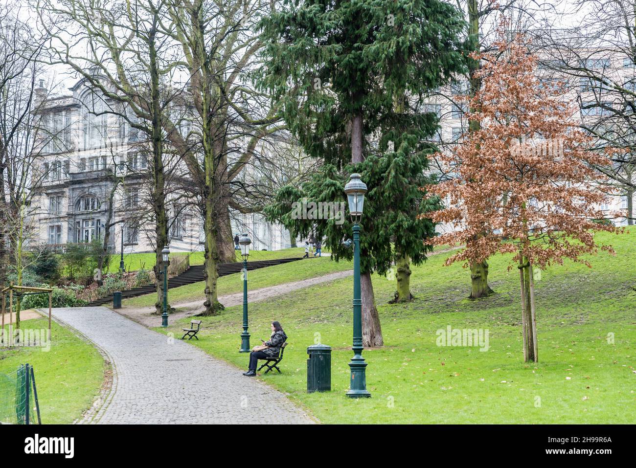 Ixelles, Regione capitale di Bruxelles, 02 15 2018: Persone che camminano nel parco Leopold nel distretto europeo Foto Stock