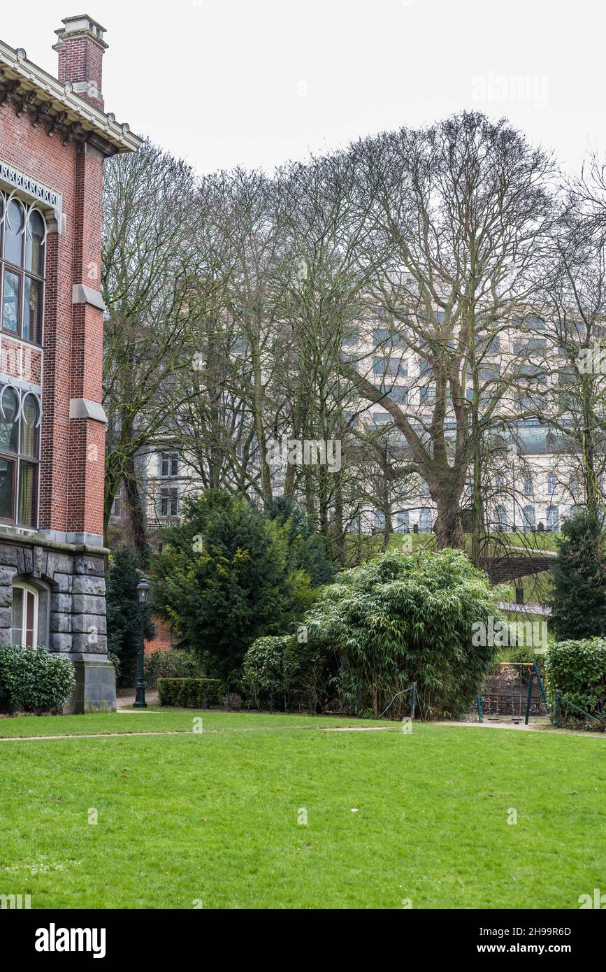 Ixelles, Regione capitale di Bruxelles, 02 15 2018: Dintorni verdi ed edifici nel parco Leopold nel distretto europeo Foto Stock