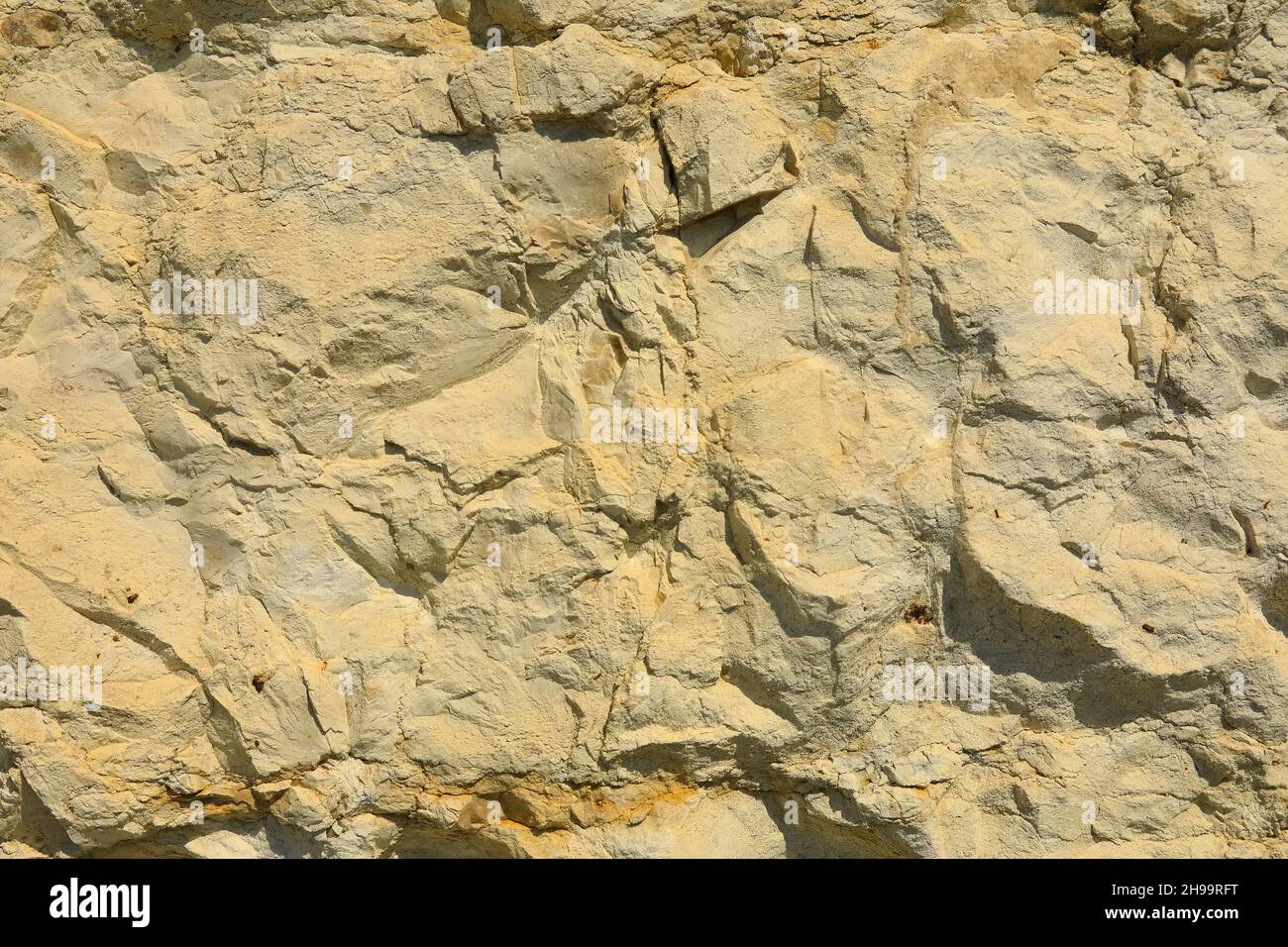 La superficie ruvida di un muro di pietra crea uno sfondo. Foto Stock