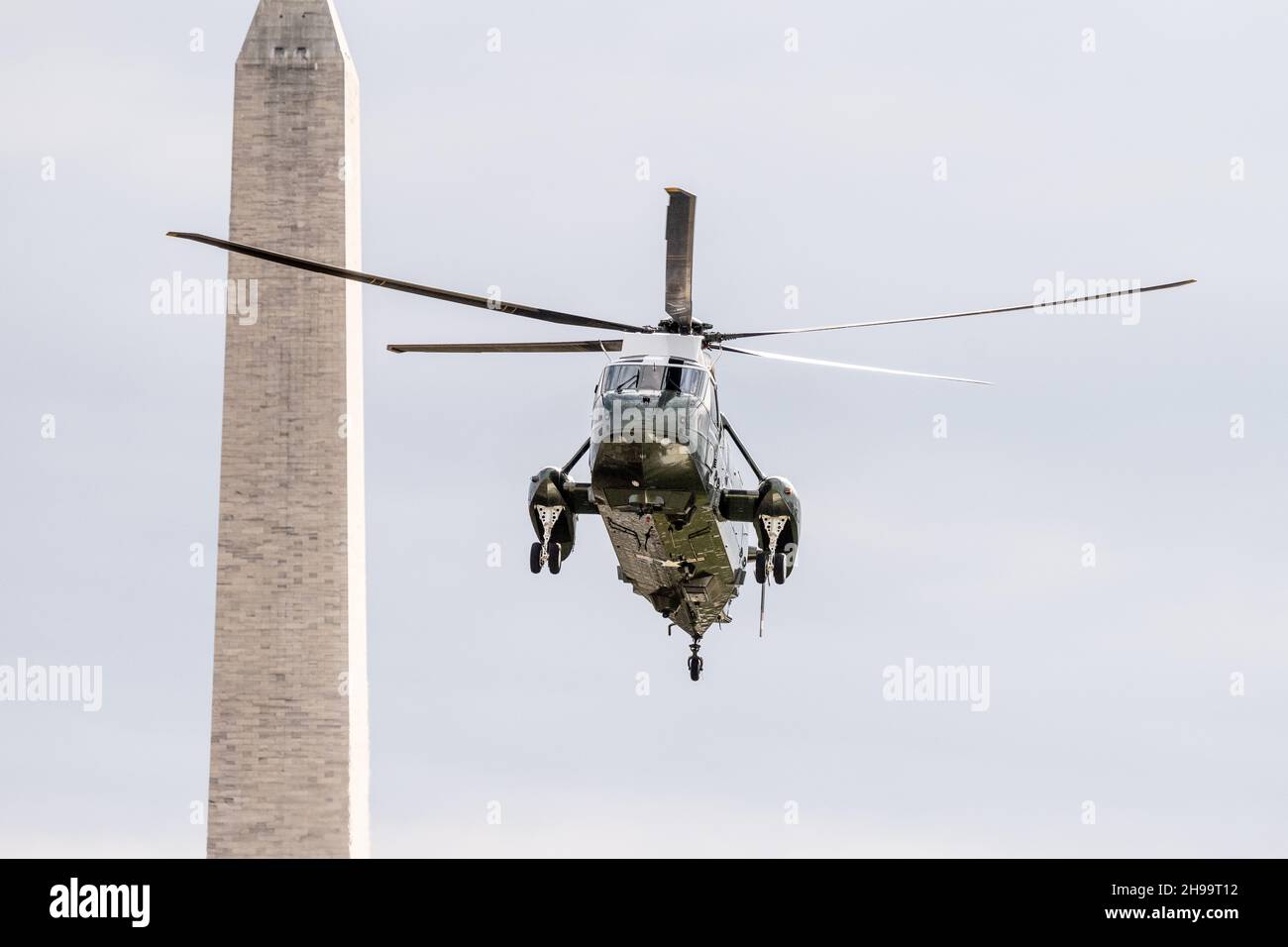 Washington, Stati Uniti. 05 dicembre 2021. Il Presidente e la First Lady volano vicino al Washington Monument mentre ritornano alla Casa Bianca via Marine One. Credit: SOPA Images Limited/Alamy Live News Foto Stock
