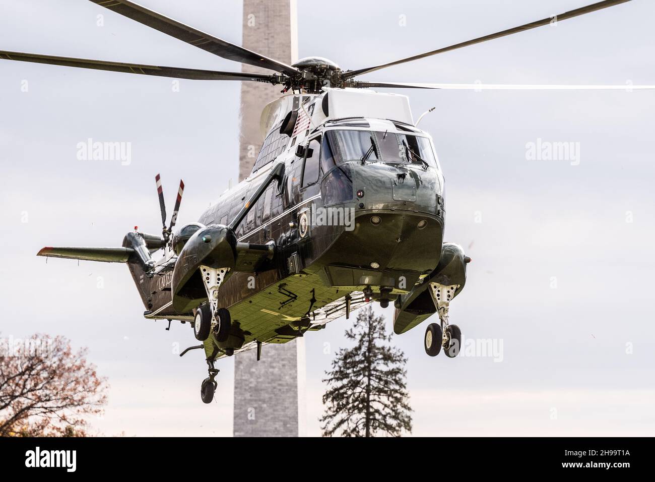Washington, Stati Uniti. 05 dicembre 2021. Il Presidente e la First Lady volano vicino al Washington Monument mentre ritornano alla Casa Bianca via Marine One. Credit: SOPA Images Limited/Alamy Live News Foto Stock