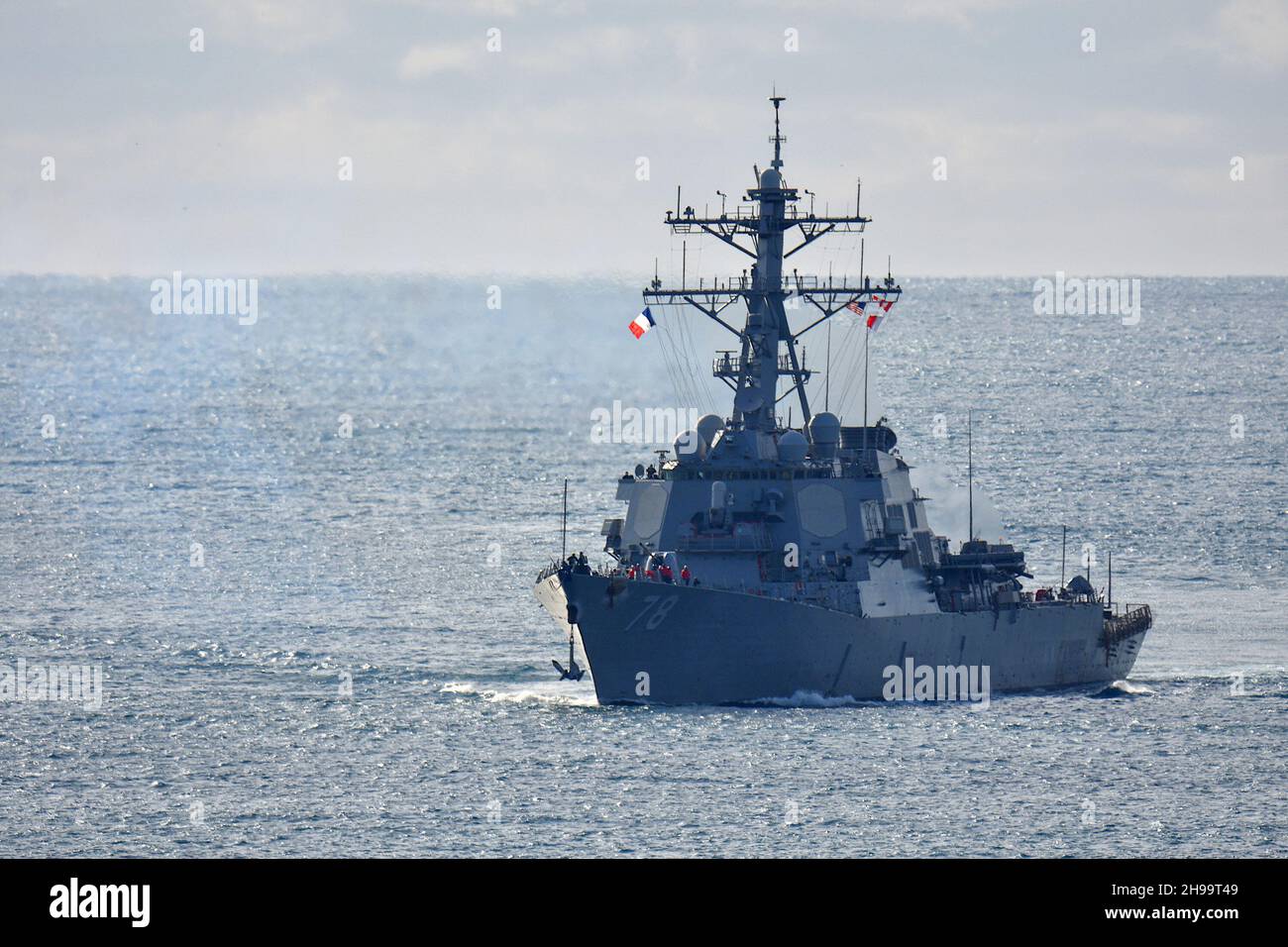 Marsiglia, Francia. 05 dicembre 2021. USS Porter DDG-78 Arleigh Burke classe Destroyer US Navy arriva al Porto Vecchio di Marsiglia (Vieux-Port de Marseille). (Foto di Gerard Bottino/SOPA Images/Sipa USA) Credit: Sipa USA/Alamy Live News Foto Stock