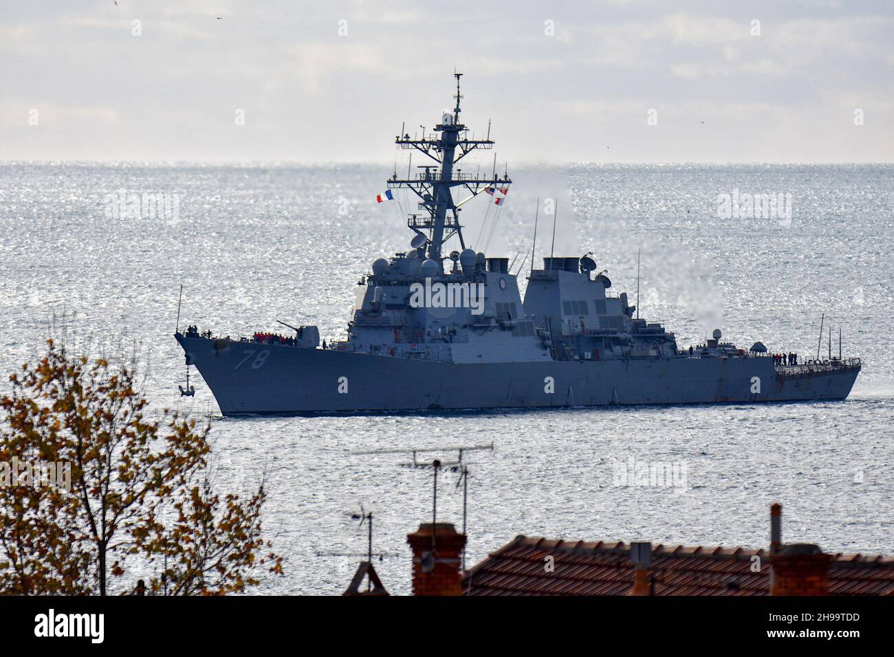 Marsiglia, Francia. 05 dicembre 2021. USS Porter DDG-78 Arleigh Burke classe Destroyer US Navy arriva al Porto Vecchio di Marsiglia (Vieux-Port de Marseille). Credit: SOPA Images Limited/Alamy Live News Foto Stock