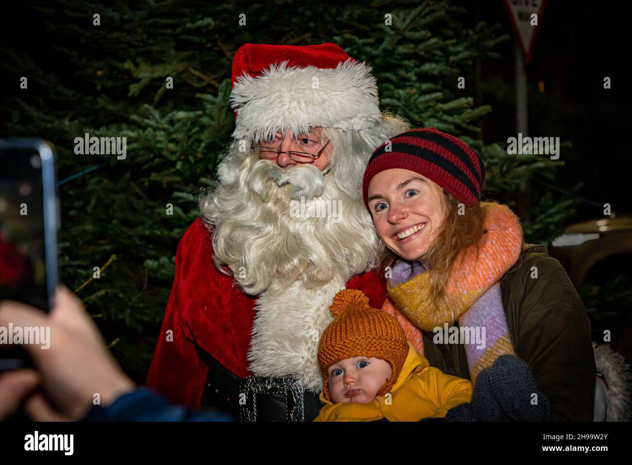 Warrington, Cheshire, Regno Unito. 05 Dicembre 2021 - Walton, vicino Warrington, Cheshire, ha un raduno dove i caroli di Natale sono cantati e il Natale del padre arriva per incontrare i bambini e accendere le luci dell'albero accreditamento: John Hopkins/Alamy Live News Foto Stock