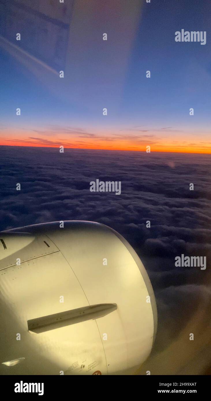 Una foto di sfondo con un reattore aereo nel cielo Foto Stock