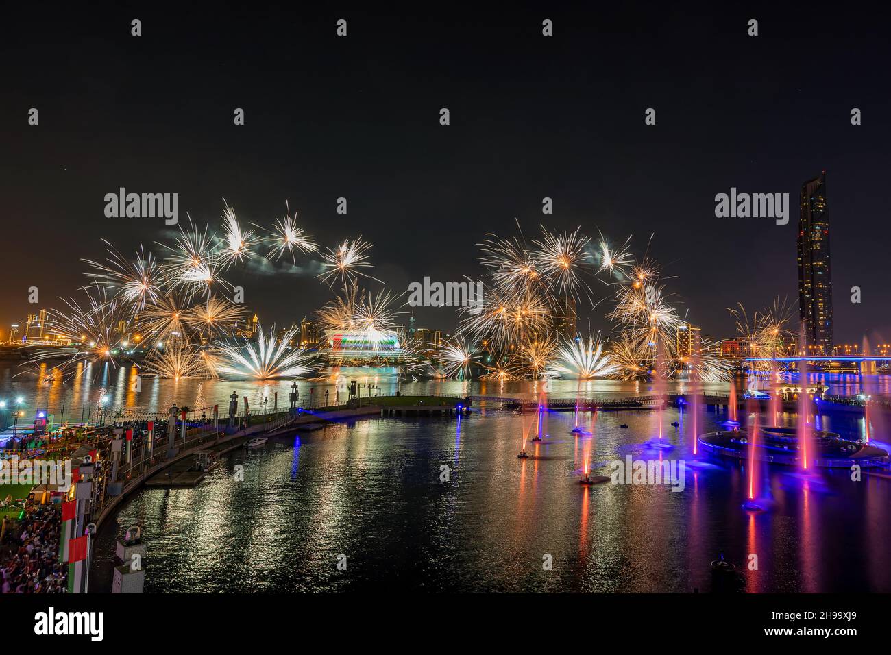 Fuochi d'artificio del giorno nazionale a Dubai Festival City. Emirati Arabi uniti Foto Stock