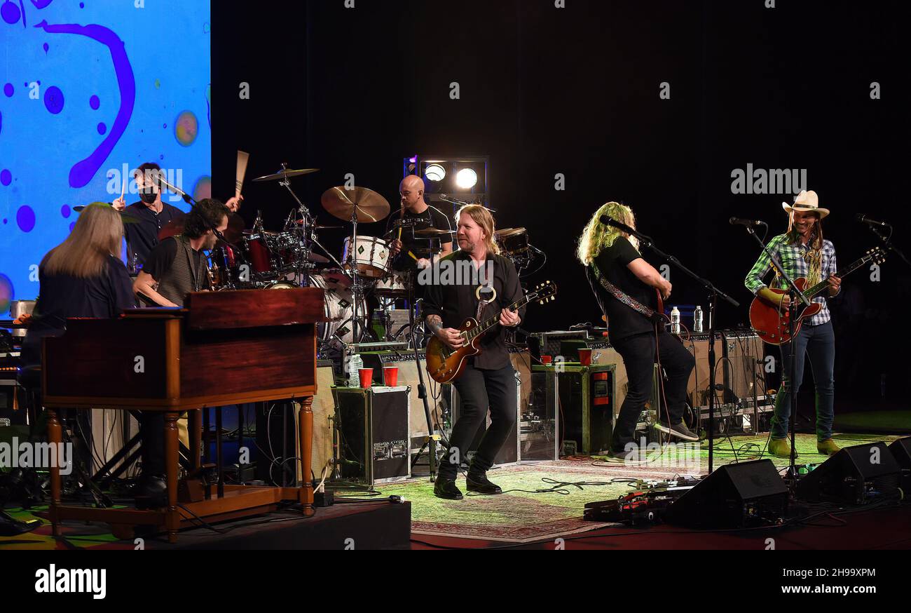 Sarasota, Stati Uniti. 03 dicembre 2021. La Allman-Betts Band si esibisce con artisti ospiti durante il quinto Allman Family Revival annuale presso la Van Wezel Performing Arts Hall. The Allman Family Revival è un tour di concerti di tutte le stelle che celebra la vita, lo spirito e la musica di Gregg Allman ospitati dal figlio, il musicista Devon Allman. Credit: SOPA Images Limited/Alamy Live News Foto Stock