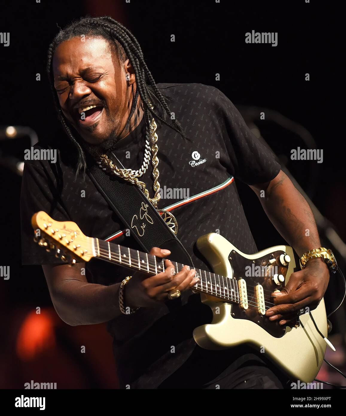 Sarasota, Stati Uniti. 03 dicembre 2021. Eric Gales si esibisce durante il quinto programma annuale di Allman Family Revival presso la Van Wezel Performing Arts Hall. The Allman Family Revival è un tour di concerti di tutte le stelle che celebra la vita, lo spirito e la musica di Gregg Allman ospitati dal figlio, il musicista Devon Allman. Credit: SOPA Images Limited/Alamy Live News Foto Stock