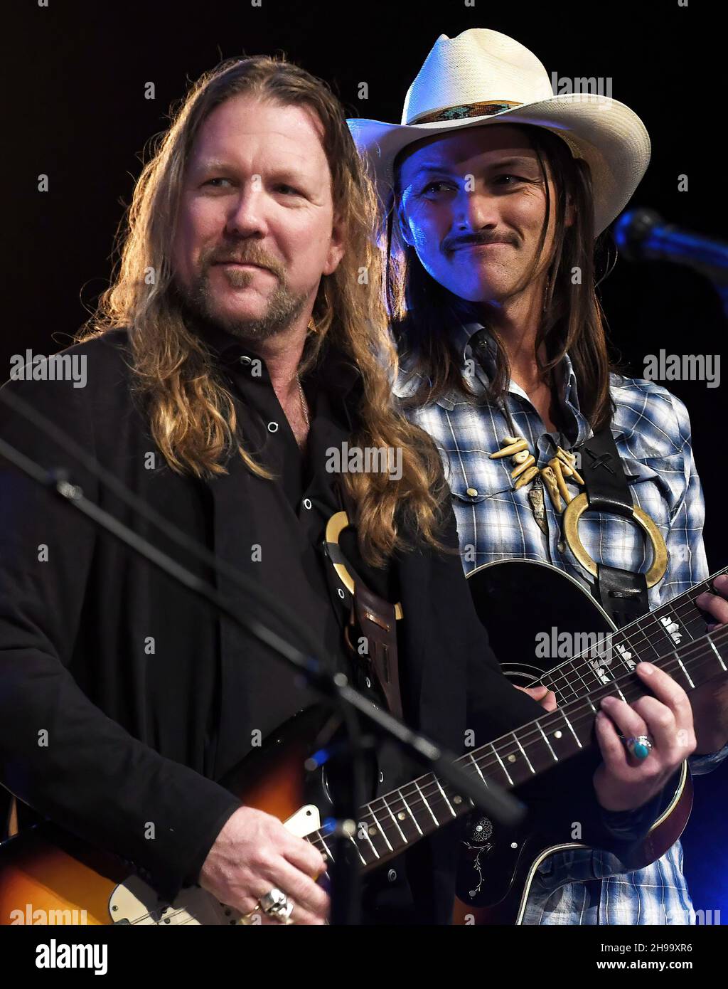 Sarasota, Stati Uniti. 03 dicembre 2021. Devon Allman (L) e Duane Betts della Allman-Betts Band si esibiscono durante il quinto programma annuale di Allman Family Revival presso la Van Wezel Performing Arts Hall. The Allman Family Revival è un tour di concerti di tutte le stelle che celebra la vita, lo spirito e la musica di Gregg Allman ospitati dal figlio, il musicista Devon Allman. Credit: SOPA Images Limited/Alamy Live News Foto Stock