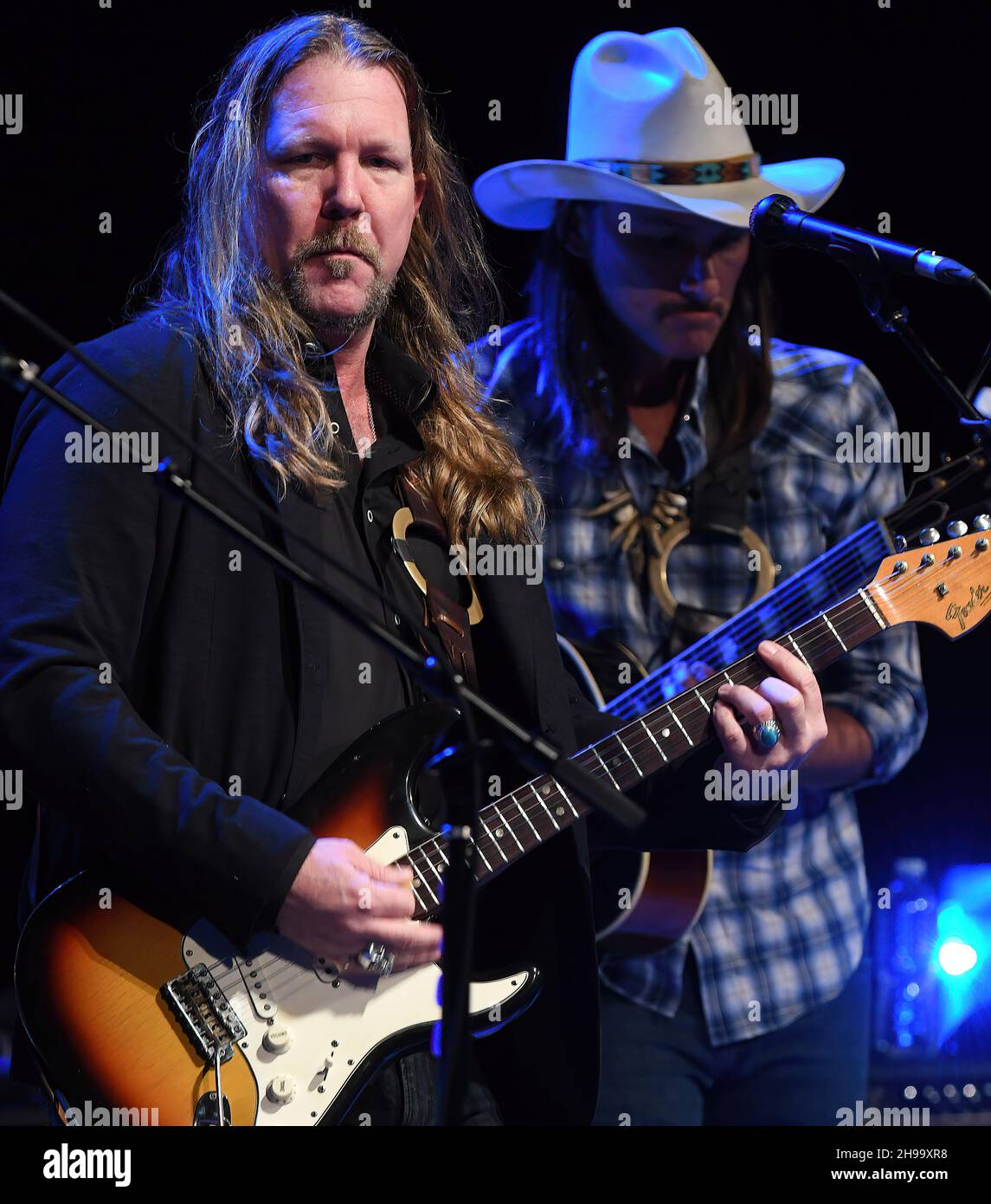 Sarasota, Stati Uniti. 03 dicembre 2021. Devon Allman (L) e Duane Betts della Allman-Betts Band si esibiscono durante il quinto programma annuale di Allman Family Revival presso la Van Wezel Performing Arts Hall. The Allman Family Revival è un tour di concerti di tutte le stelle che celebra la vita, lo spirito e la musica di Gregg Allman ospitati dal figlio, il musicista Devon Allman. Credit: SOPA Images Limited/Alamy Live News Foto Stock