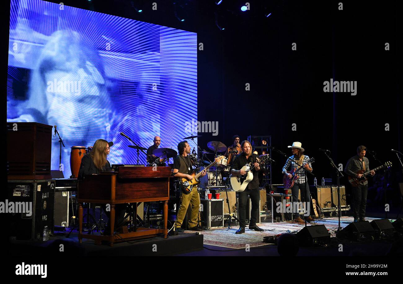 Sarasota, Stati Uniti. 03 dicembre 2021. La Allman-Betts Band si esibisce durante il quinto Allman Family Revival annuale, mentre un video di Gregg Allman viene visualizzato su uno schermo presso la Van Wezel Performing Arts Hall. The Allman Family Revival è un tour di concerti di tutte le stelle che celebra la vita, lo spirito e la musica di Gregg Allman ospitati dal figlio, il musicista Devon Allman. (Foto di Paul Hennessy/SOPA Images/Sipa USA) Credit: Sipa USA/Alamy Live News Foto Stock