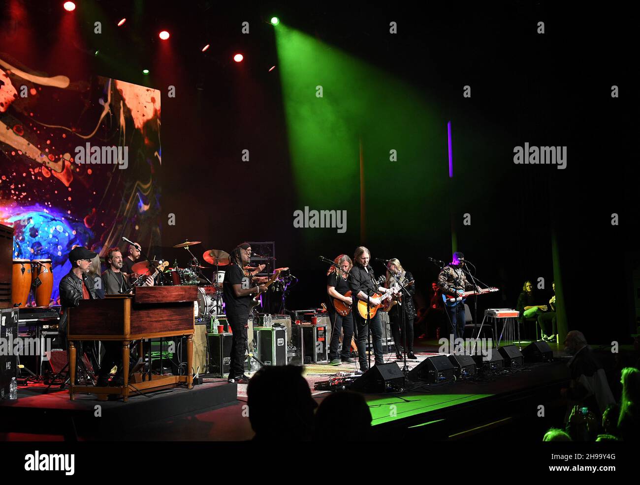 Sarasota, Stati Uniti. 03 dicembre 2021. La Allman-Betts Band e gli ospiti si esibiscono durante il quinto Allman Family Revival annuale presso la Van Wezel Performing Arts Hall. The Allman Family Revival è un tour di concerti di tutte le stelle che celebra la vita, lo spirito e la musica di Gregg Allman ospitati dal figlio, il musicista Devon Allman. (Foto di Paul Hennessy/SOPA Images/Sipa USA) Credit: Sipa USA/Alamy Live News Foto Stock