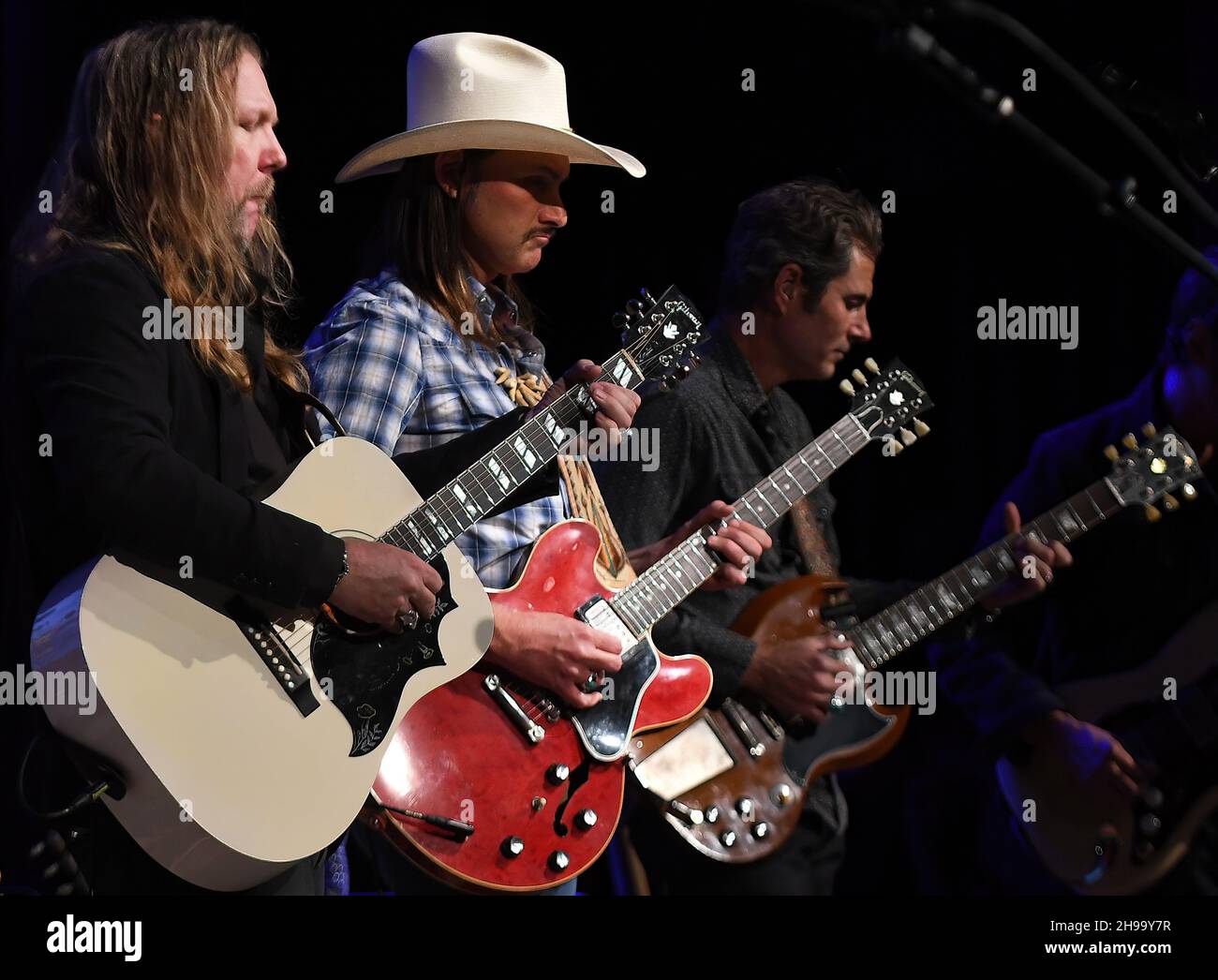 Sarasota, Stati Uniti. 03 dicembre 2021. (L-R) Devon Allman, Duane Betts e Johnny Stachela della Allman-Betts Band si esibiscono durante il quinto programma annuale Allman Family Revival presso la Van Wezel Performing Arts Hall. The Allman Family Revival è un tour di concerti di tutte le stelle che celebra la vita, lo spirito e la musica di Gregg Allman ospitati dal figlio, il musicista Devon Allman. (Foto di Paul Hennessy/SOPA Images/Sipa USA) Credit: Sipa USA/Alamy Live News Foto Stock