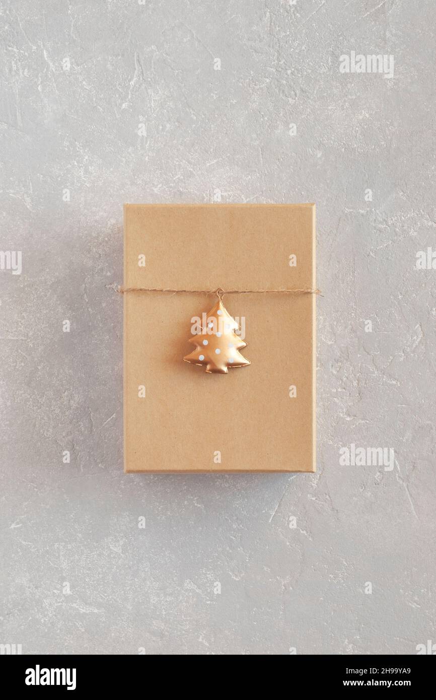 Scatola regalo di carta artigianale decorata con albero di Capodanno in metallo Foto Stock