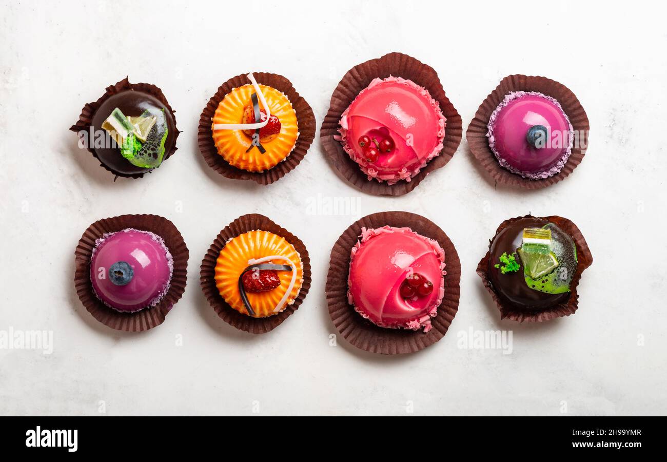 Diverse torte di mousse su sfondo bianco vista dall'alto Foto Stock