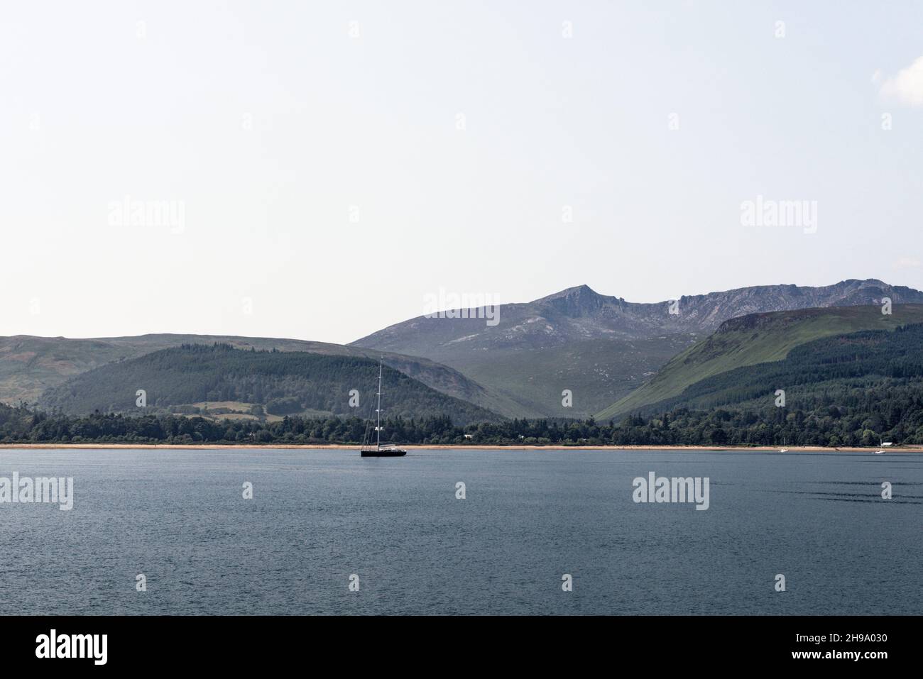 Vista di Goat è caduto la montagna più alta sull'isola di Arran di fronte a Brodrick Bay - Scozia, Regno Unito - 21 luglio 2021 Foto Stock