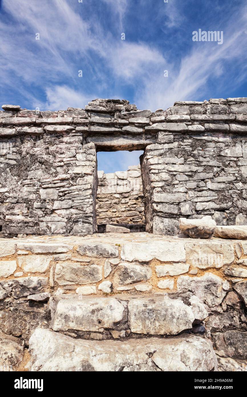 Scalini di pietra e porta nel sito archeologico e le rovine maya di Tulum Foto Stock