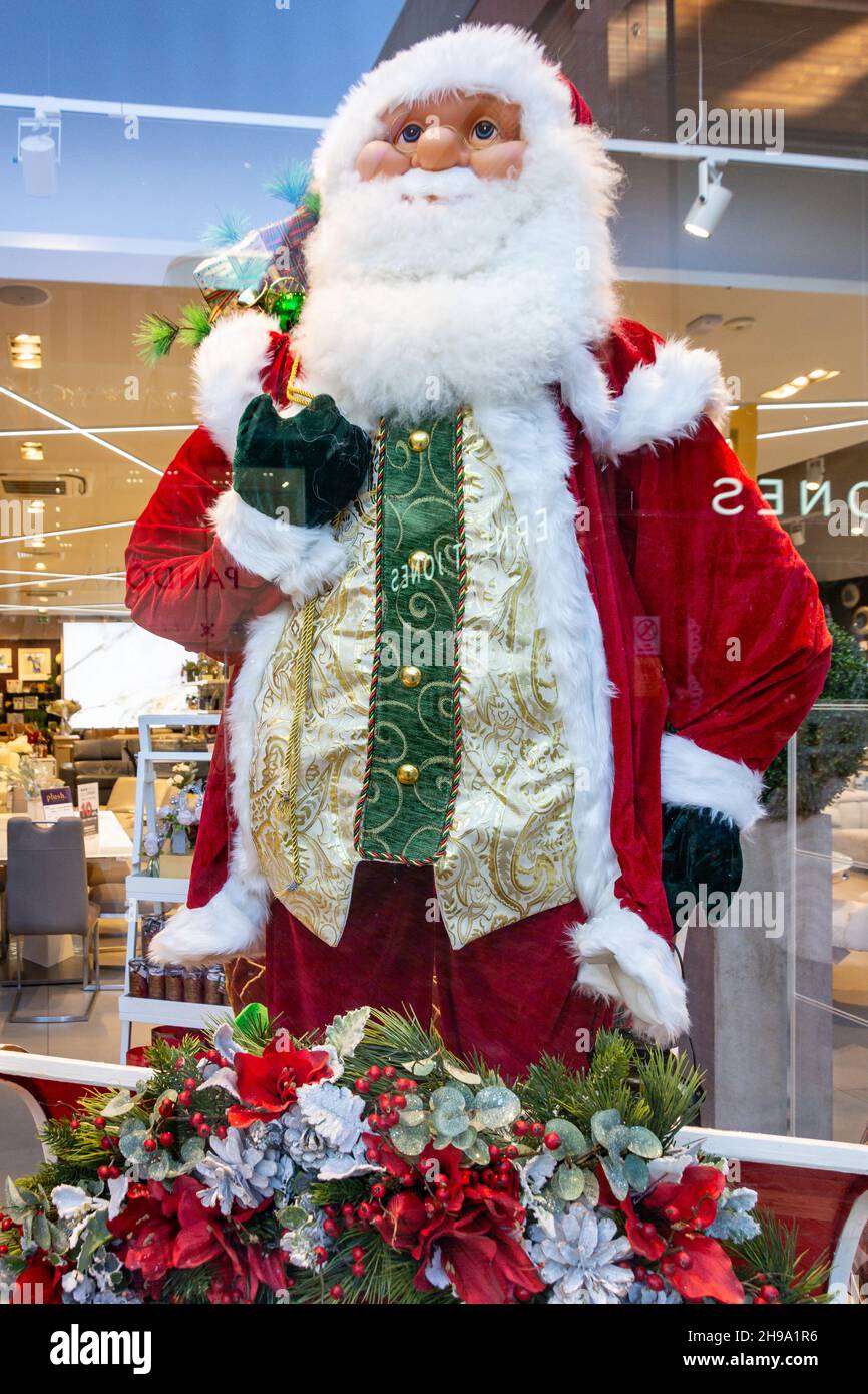 Il personaggio di Babbo Natale in vetrina, il Centro commerciale Lexicon, Bracknell, Berkshire, Inghilterra, Regno Unito Foto Stock