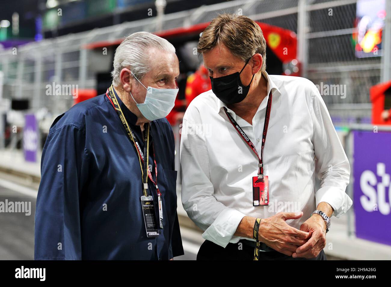 (Da L a R): Alan Jones (AUS) con Martin Whitaker (GBR) CEO del GP Saudita. Gran Premio dell'Arabia Saudita, domenica 5 dicembre 2021. Jeddah, Arabia Saudita. Foto Stock