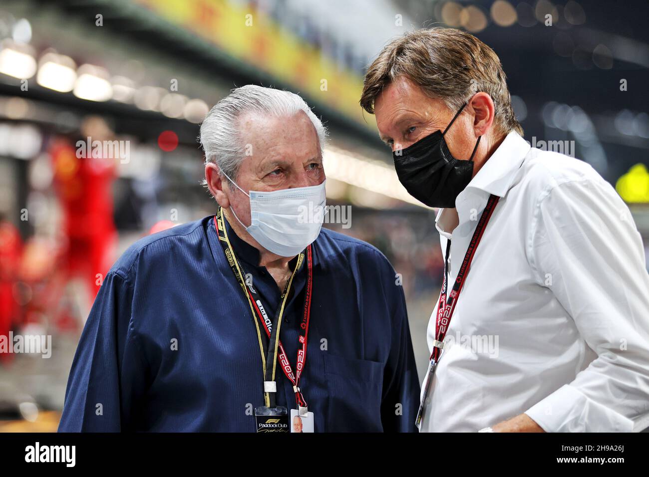 (Da L a R): Alan Jones (AUS) con Martin Whitaker (GBR) CEO del GP Saudita. Gran Premio dell'Arabia Saudita, domenica 5 dicembre 2021. Jeddah, Arabia Saudita. Foto Stock