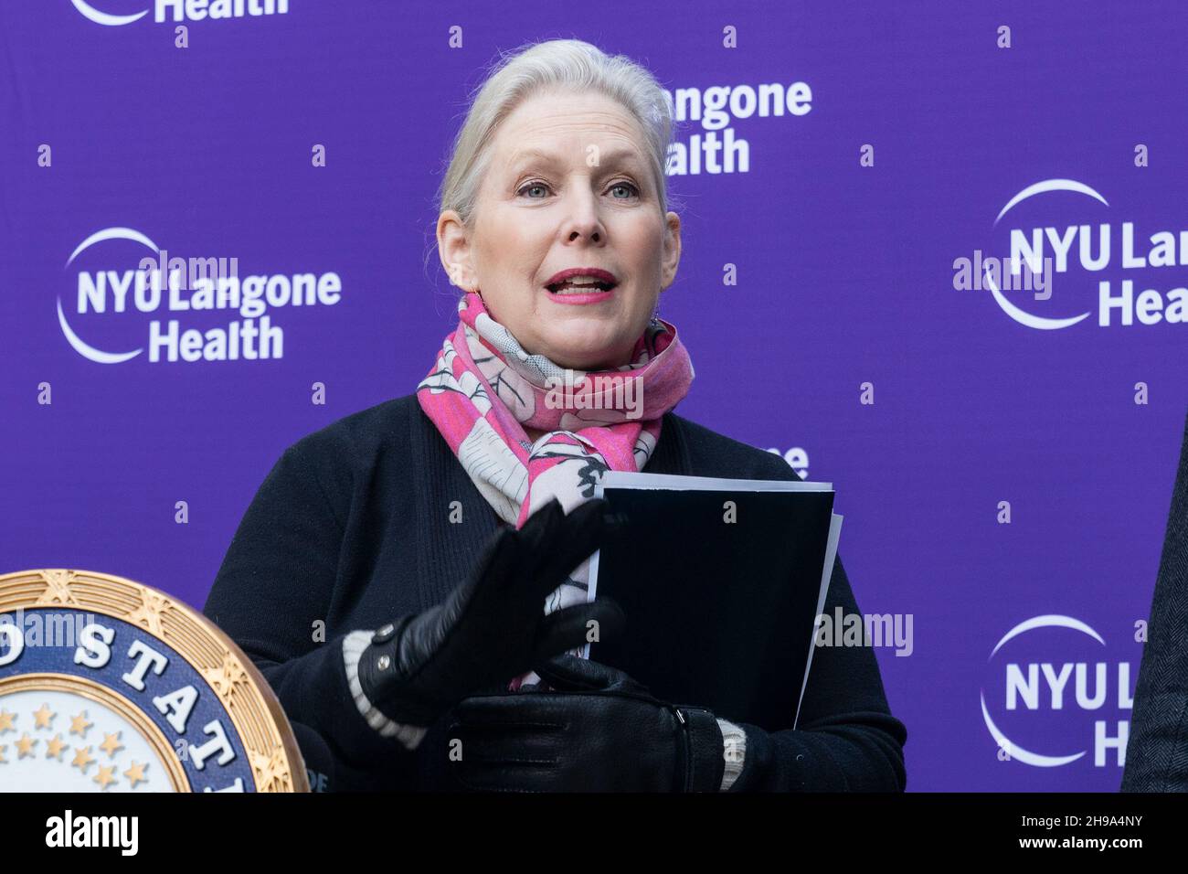 Il senatore degli Stati Uniti Kirsten Gillibrand e il rappresentante degli Stati Uniti Carolyn Maloney spingono per la creazione di centri di risposta pandemica di fronte al Tisch Hospital di NYU Langone Health. Il senatore ha introdotto la legislazione che ha sponsorizzato nel Senato come U. S. Rep. Carolyn Maloney e rappresentanti degli Stati Uniti Nydia Velázquez e John Katko (non presente) co-sponsorizzando esso nel Congresso alla luce di emergenza ne COVID-19 variante Omicron, Potenzialmente più minaccioso di creare e finanziare dai centri di risposta delle pandemie del governo americano di eccellenza per prepararsi alle future varianti e contribuire a prevenire le emergenze sanitarie. COVID-19 A. Foto Stock