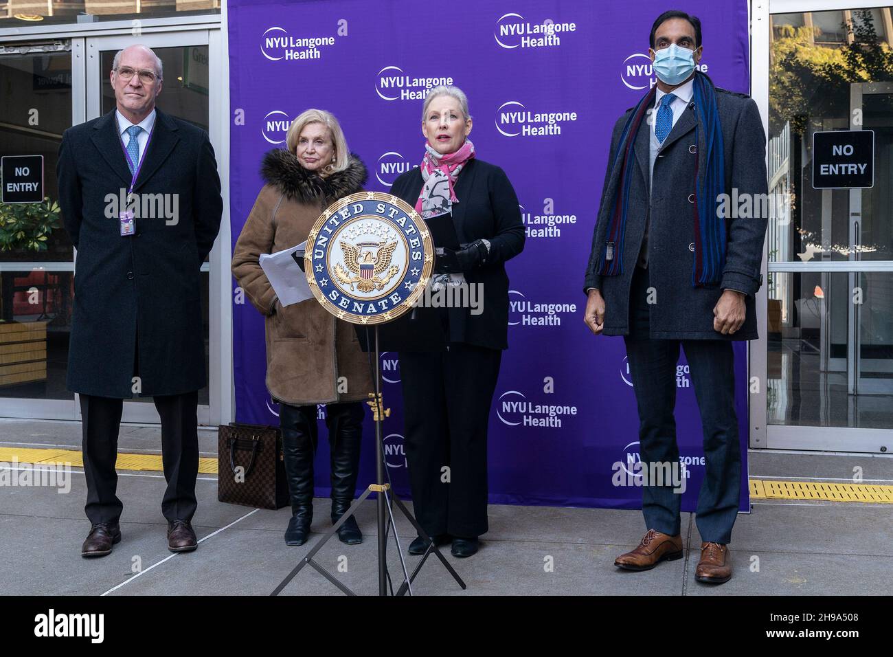 Il senatore degli Stati Uniti Kirsten Gillibrand e il rappresentante degli Stati Uniti Carolyn Maloney spingono per la creazione di centri di risposta pandemica di fronte al Tisch Hospital di NYU Langone Health. Il senatore ha introdotto la legislazione che ha sponsorizzato nel Senato come U. S. Rep. Carolyn Maloney e rappresentanti degli Stati Uniti Nydia Velázquez e John Katko (non presente) co-sponsorizzando esso nel Congresso alla luce di emergenza ne COVID-19 variante Omicron, Potenzialmente più minaccioso di creare e finanziare dai centri di risposta delle pandemie del governo americano di eccellenza per prepararsi alle future varianti e contribuire a prevenire le emergenze sanitarie. COVID-19 A. Foto Stock