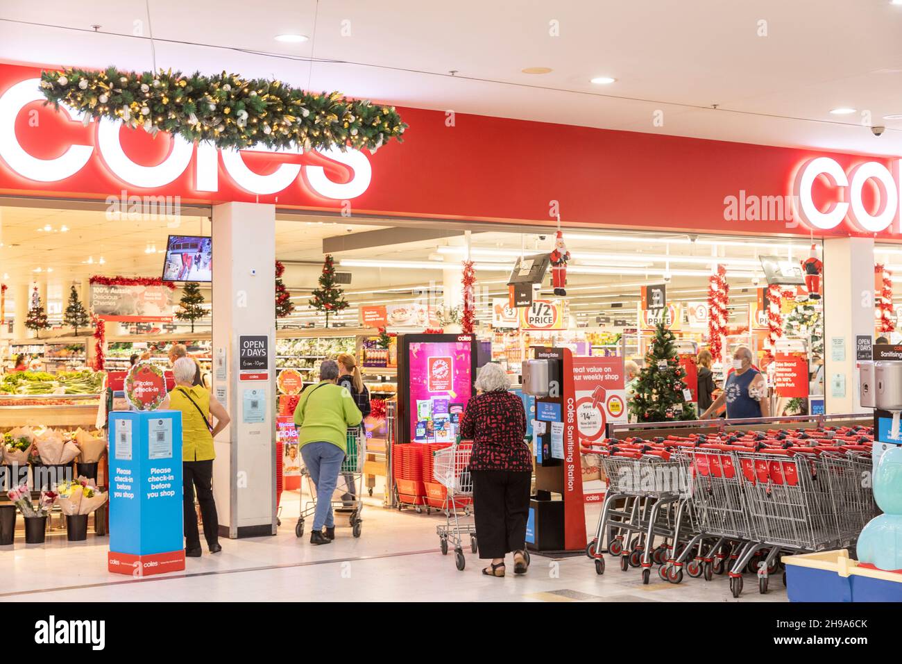I clienti di Coles supermarket Sydney entrano nel negozio dopo il check-in del codice QR e il contatore di sanitizzazione, Sydney, Australia durante la pandemia del covid 19 Foto Stock