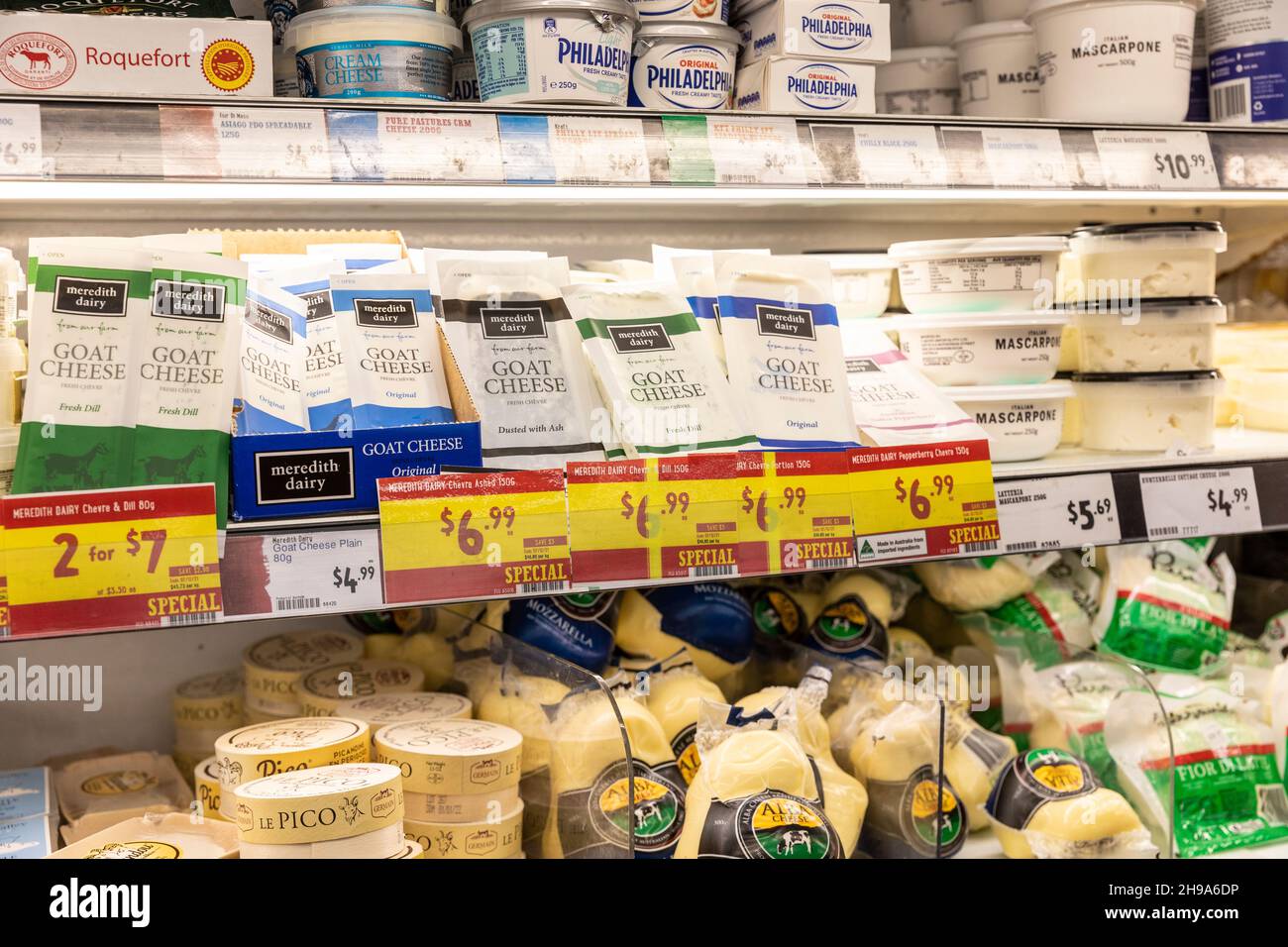 Formaggio di capra e formaggio Philadelphia a prezzi speciali nel supermercato australiano nella sezione refrigerata di Sydney Foto Stock