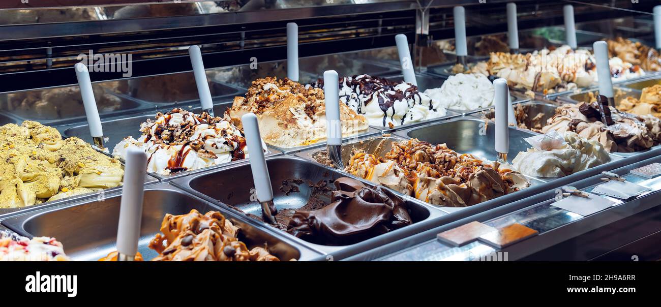 Gelateria tradizionale, dove vendono gelati artigianali di vari sapori e colori, naturali. Foto Stock