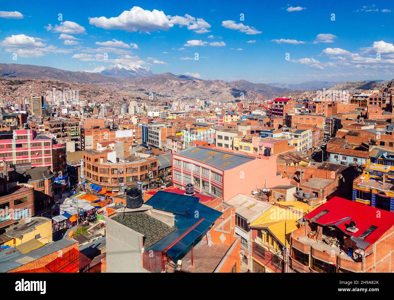 Strade colorate di la Paz con la neve di cima Illimani, la città di la Paz, Bolivia Foto Stock