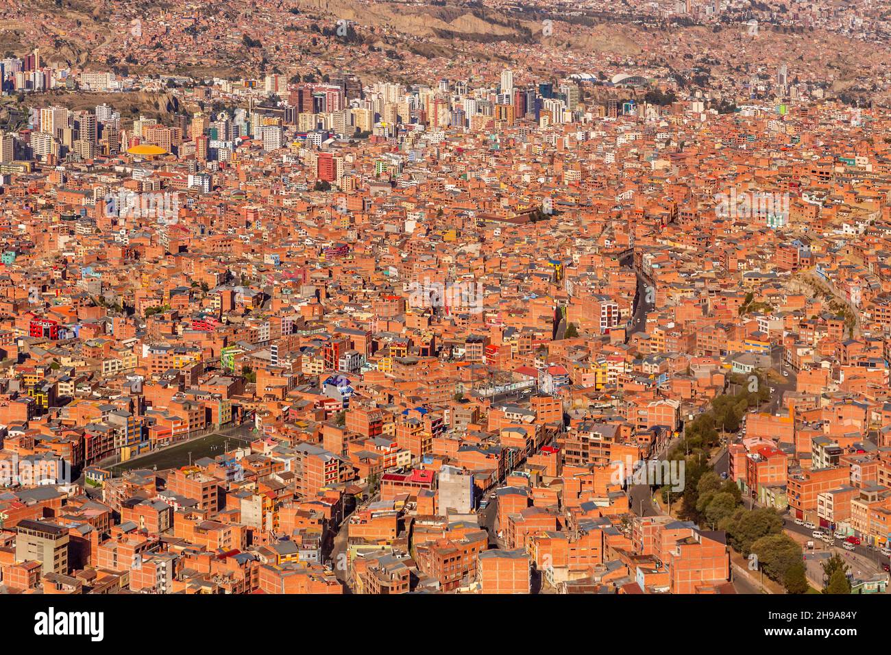 Nuestra Senora de la Paz città con un sacco di case viventi che si estende nella valle con centro in background, Bolivia. Foto Stock