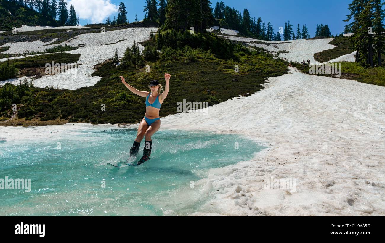 Sciatore su neve fusa. Heather Meadows, North Cascades National Park, Washington state, USA Foto Stock