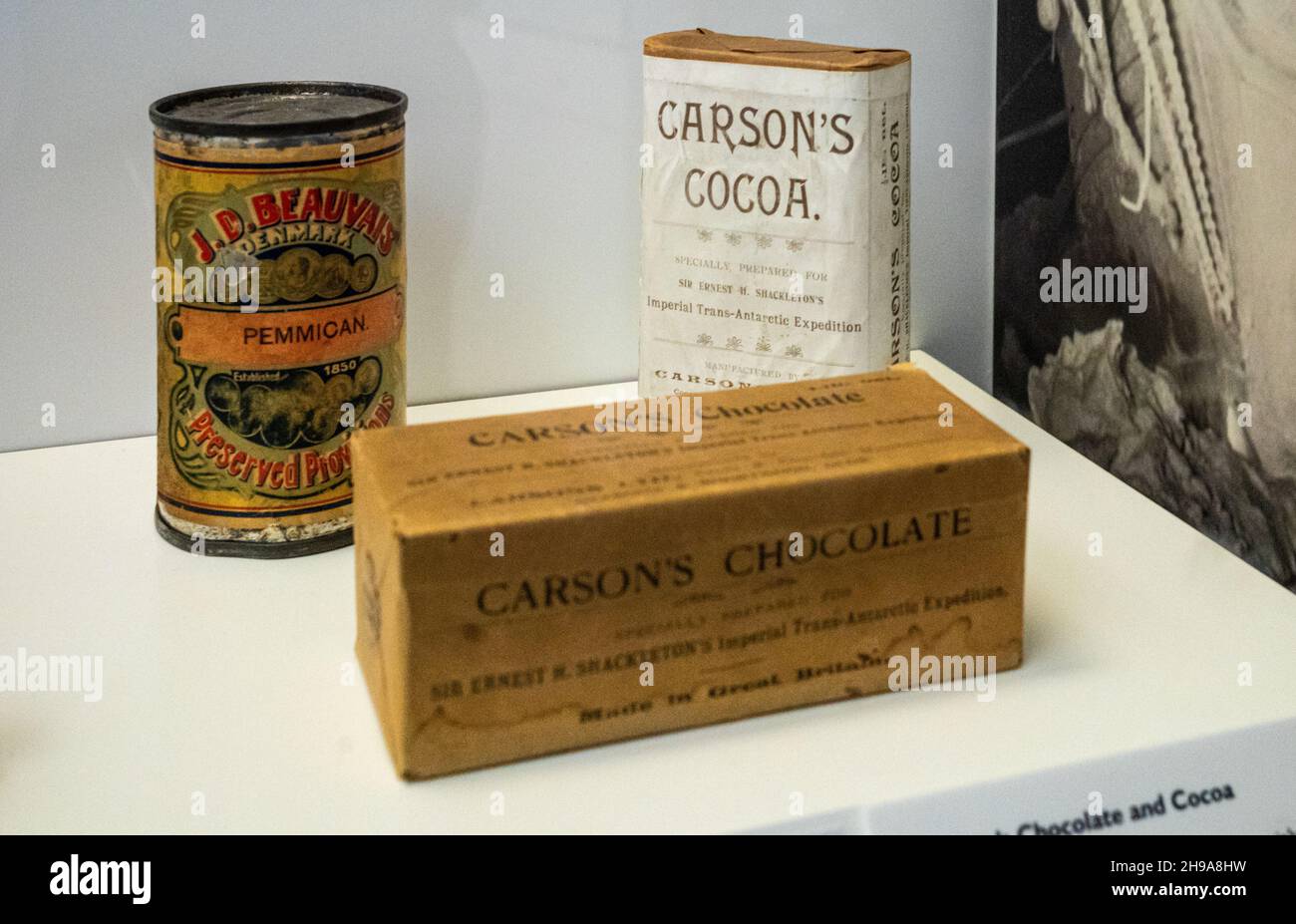 In scatola Pemmican, cioccolato e cacao di varie spedizioni Antartiche Ernest Shackleton in mostra al Polar Museum di Cambridge, Regno Unito. Foto Stock