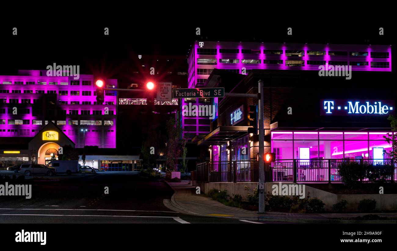 T-Mobile sede centrale di notte. Vista da Factoria Blvd. Bellevue, stato di Washington, Stati Uniti Foto Stock