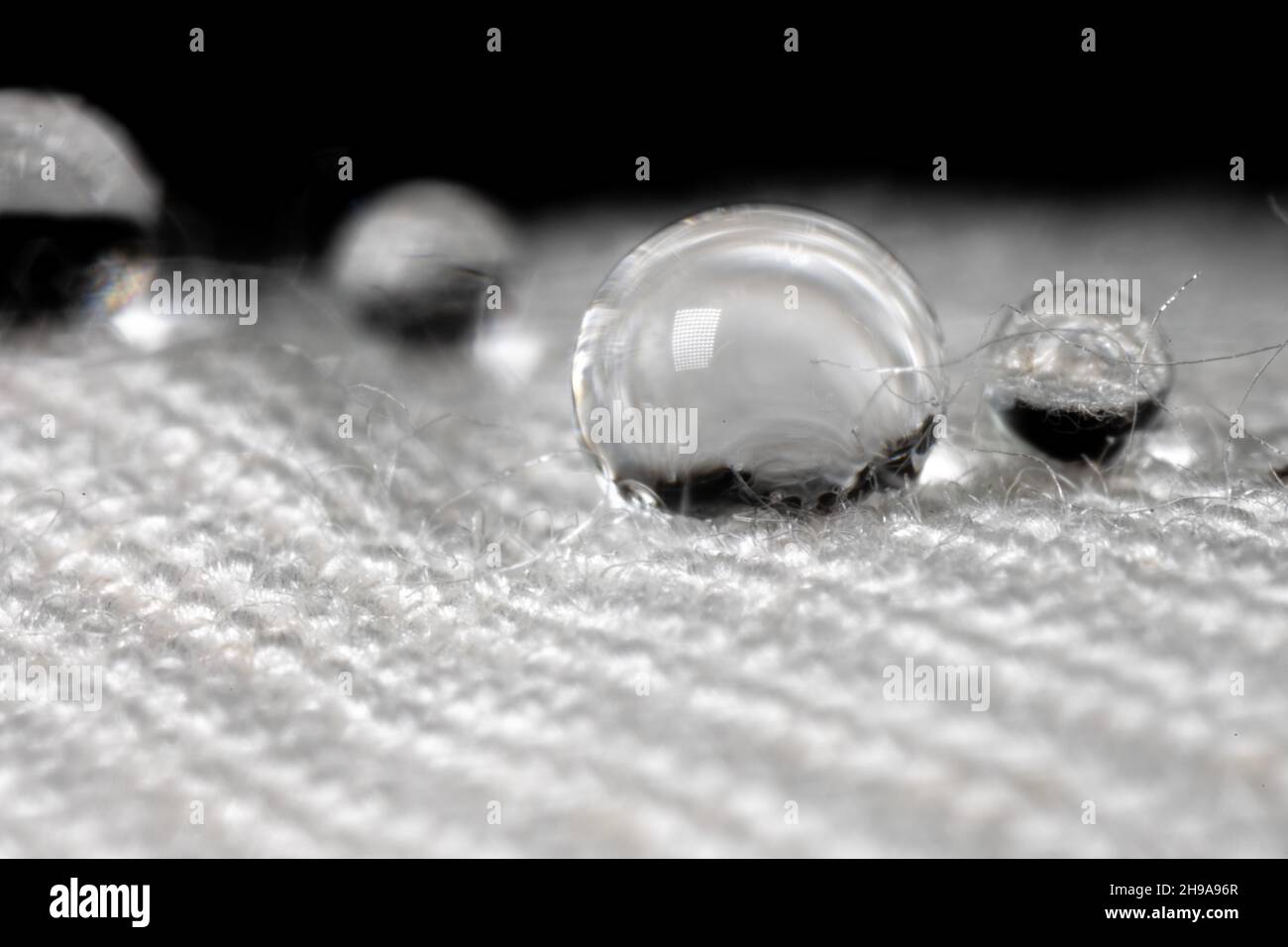 gocce d'acqua su tessuto impermeabile Foto Stock