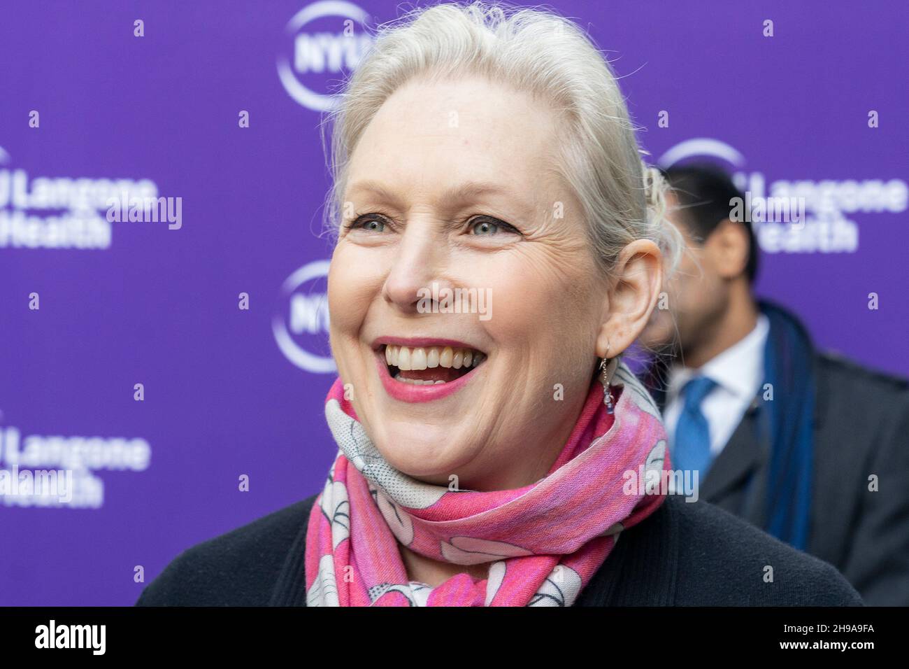 Il senatore degli Stati Uniti Kirsten Gillibrand spinge per la creazione di centri di risposta pandemica di fronte al NYU Langone Health's Tisch Hospital. Il senatore ha introdotto la legislazione che ha sponsorizzato nel Senato come U. S. Rep. Carolyn Maloney e rappresentanti degli Stati Uniti Nydia Velázquez e John Katko (non presente) co-sponsorizzando esso nel Congresso alla luce di emergenza ne COVID-19 variante Omicron, Potenzialmente più minaccioso di creare e finanziare dai centri di risposta delle pandemie del governo americano di eccellenza per prepararsi alle future varianti e contribuire a prevenire le emergenze sanitarie. COVID-19 e centri di risposta pandemica di Eccellen Foto Stock