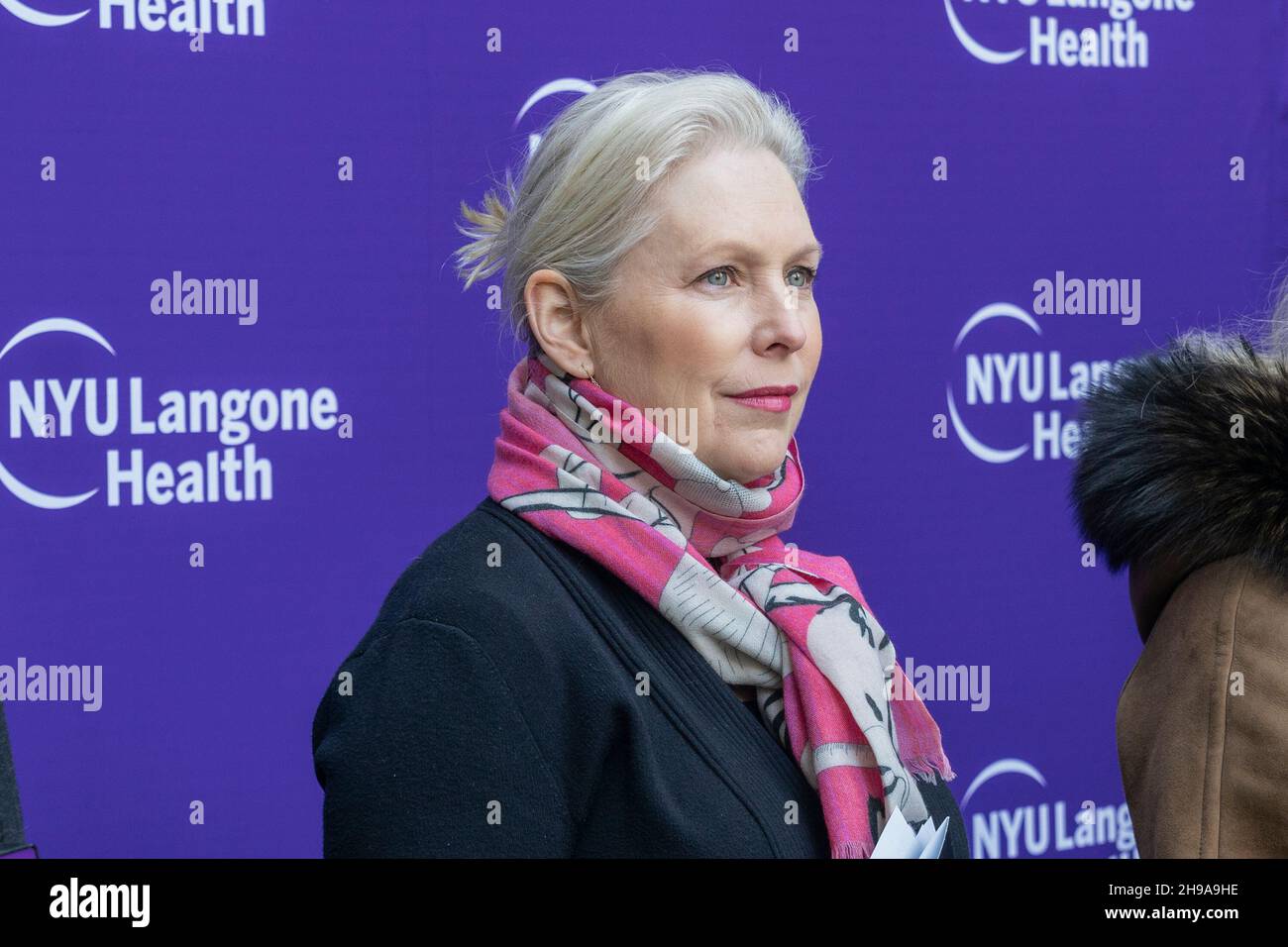 Il senatore degli Stati Uniti Kirsten Gillibrand spinge per la creazione di centri di risposta pandemica di fronte al NYU Langone Health's Tisch Hospital. Il senatore ha introdotto la legislazione che ha sponsorizzato nel Senato come U. S. Rep. Carolyn Maloney e rappresentanti degli Stati Uniti Nydia Velázquez e John Katko (non presente) co-sponsorizzando esso nel Congresso alla luce di emergenza ne COVID-19 variante Omicron, Potenzialmente più minaccioso di creare e finanziare dai centri di risposta delle pandemie del governo americano di eccellenza per prepararsi alle future varianti e contribuire a prevenire le emergenze sanitarie. COVID-19 e centri di risposta pandemica di Eccellen Foto Stock