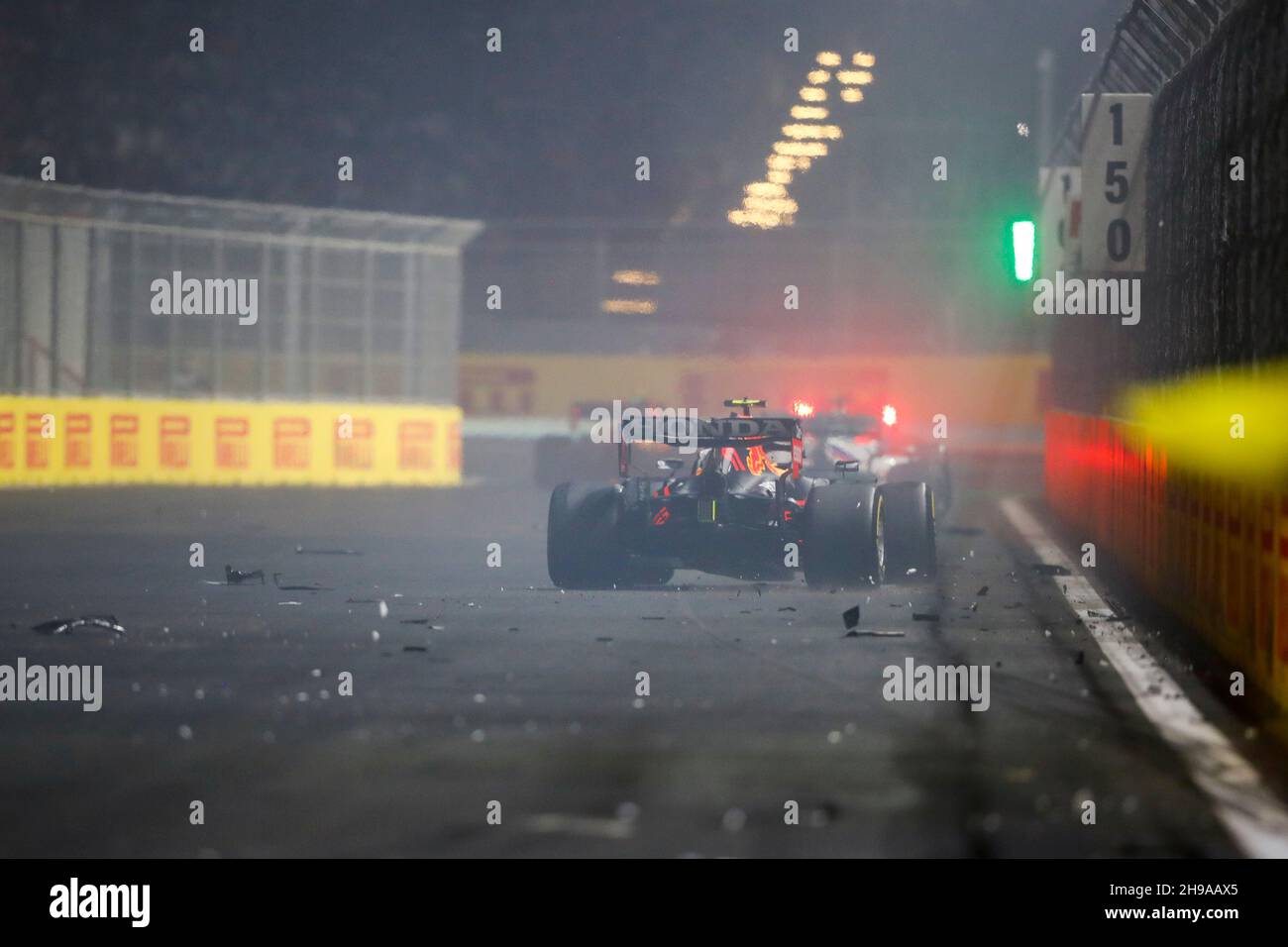 Jeddah, Arabia Saudita. 5 dicembre 2021. Crash di Sergio Perez #11 (MEX, Red Bull Racing), Gran Premio di F1 dell'Arabia Saudita al circuito di Jeddah Corniche il 5 dicembre 2021 a Jeddah, Arabia Saudita. (Foto di HOCH ZWEI) Credit: dpa/Alamy Live News Foto Stock