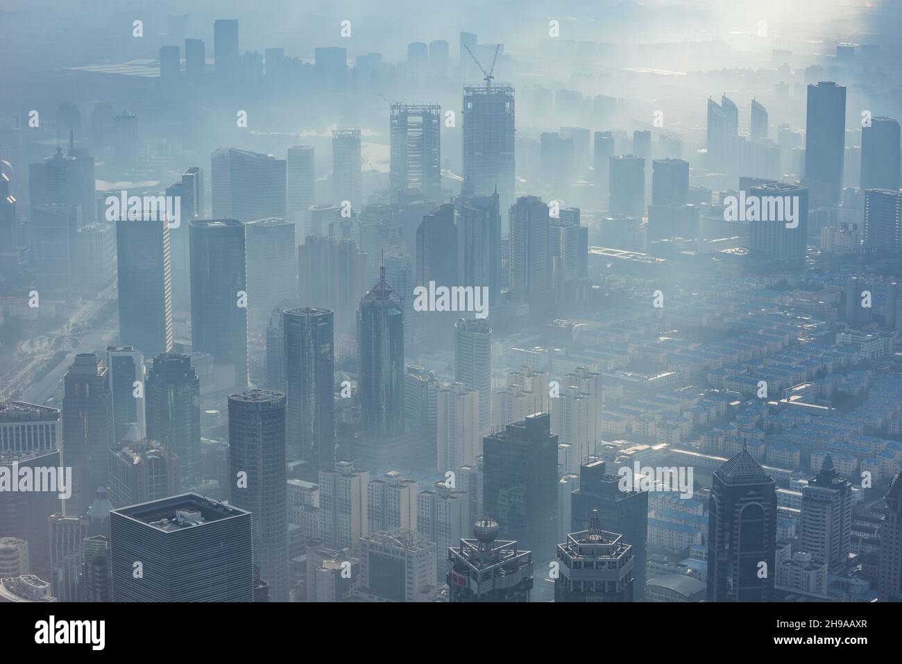 Aria polverosa e sporca sopra il centro della città al mattino. Shanghai. Cina. Foto Stock
