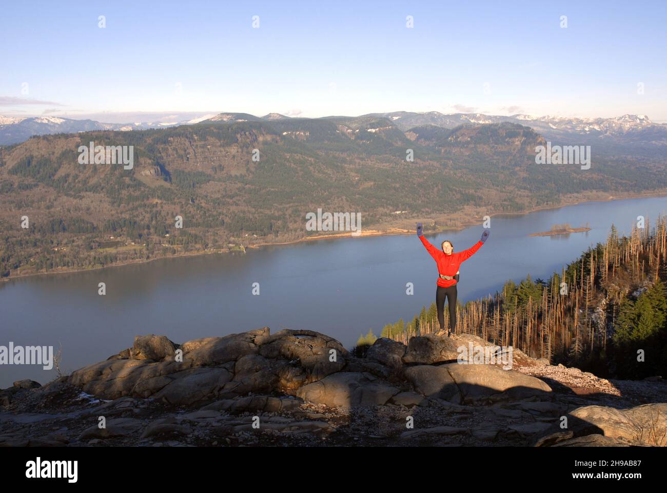 Single woman escursioni sopra la gola del fiume Columbia, Oregon Foto Stock