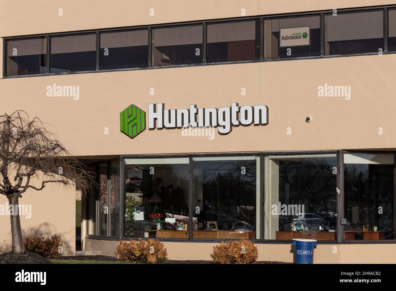 Cincinnati - circa Dicembre 2021: Filiale della Huntington National Bank. Huntington Bancshares gestisce uffici bancari principalmente nel Midwest. Foto Stock