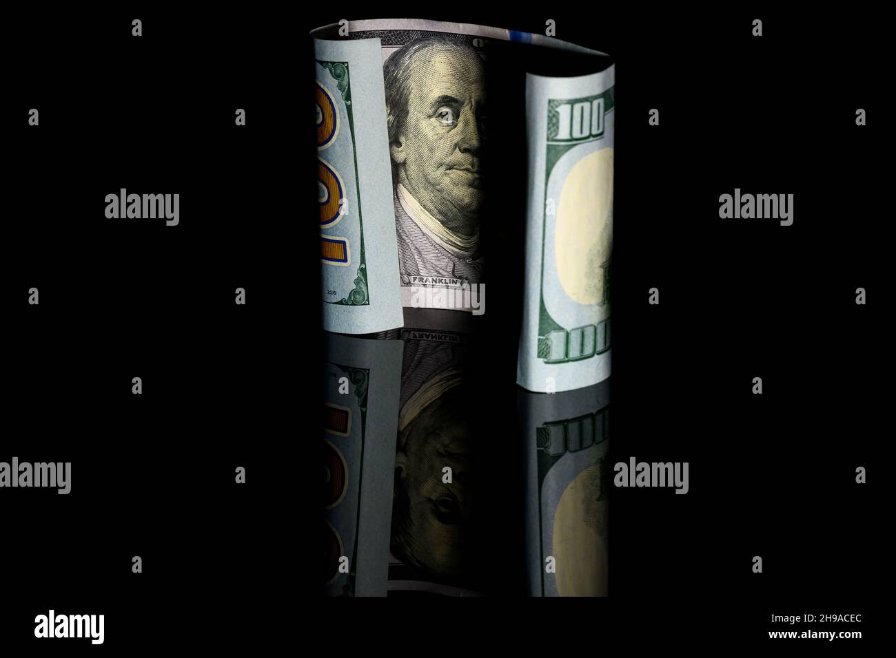 Cento dollari Bill, US, su sfondo nero con Benjamin Franklin, spazio copia su entrambi i lati Foto Stock